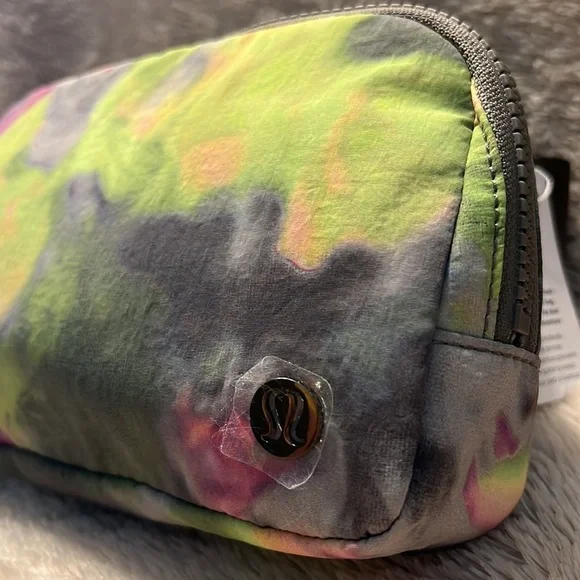 LULULEMON EVERYWHERE BELT BAG Hyper Dye Multi/Rover Unisex - Picture 5 of 8